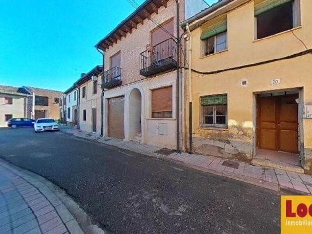 Casa con terreno en venta en Paredes de Nava
