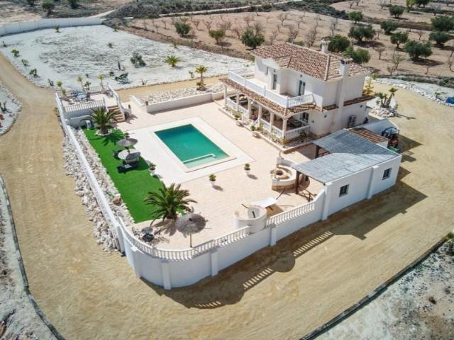 Casa con terreno en venta en Pinoso