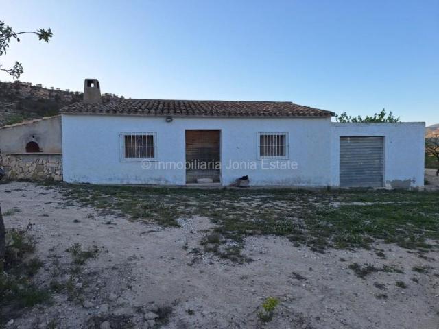 Casa con terreno en venta en Relleu