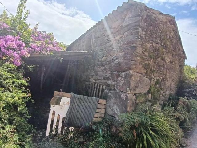 Casa con terreno en venta en Rianxo, Outeiro 1