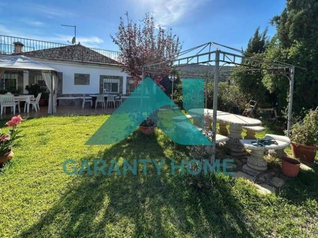 Casa con terreno en venta en Sierra de Fuentes, Poligono el collado
