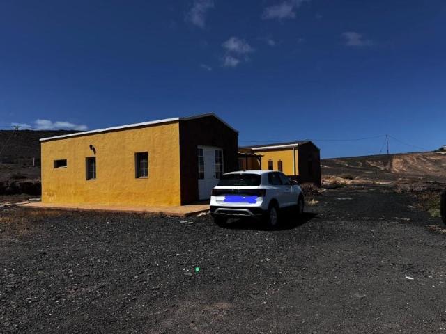 Casa con terreno en venta en Tuineje, Centro sud