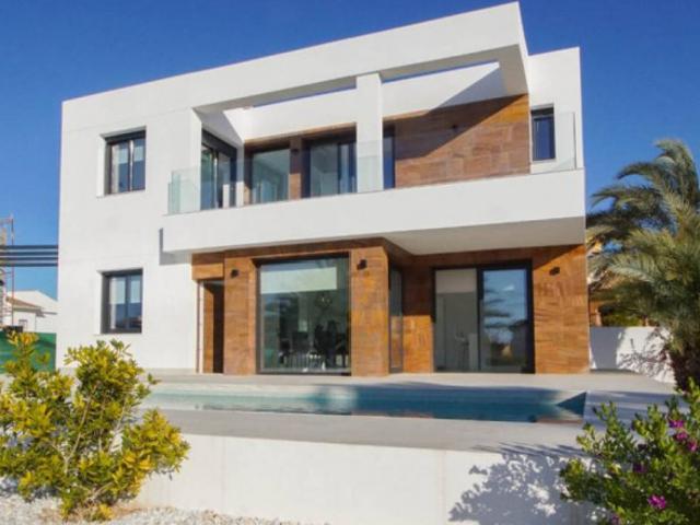 Casa con terreno en venta en Torrevieja