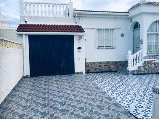 Casa con terreno en venta en Torrevieja