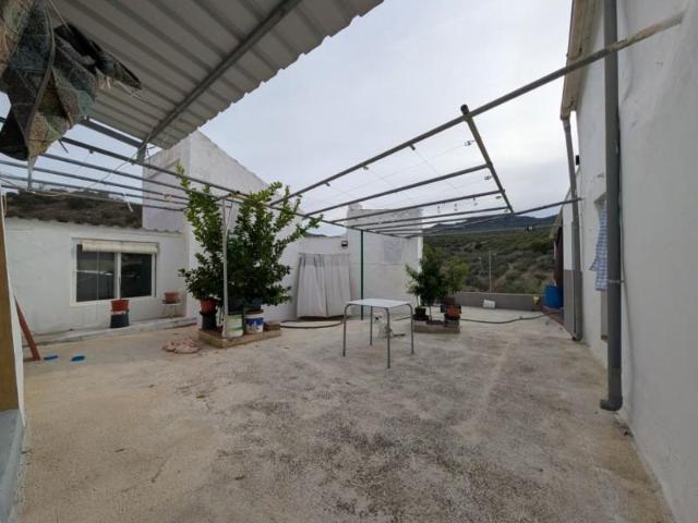 Casa con terreno en venta en Zagra, Centro