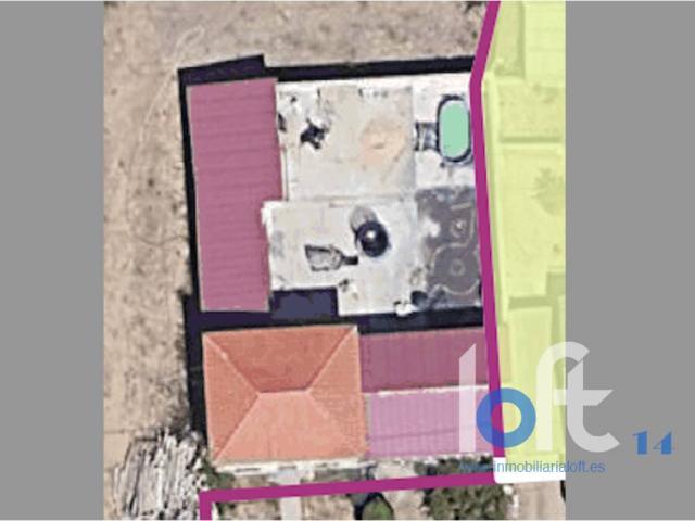 Casa con terreno, para acabar de reformar, en la zona de Villagodio