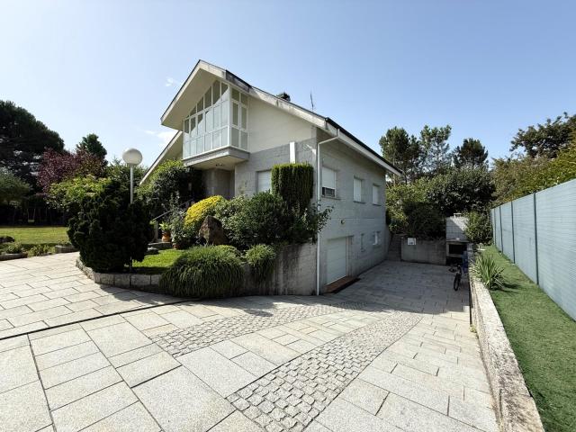 CASA CON TERRENO Y PISCINA EN A DERRASA