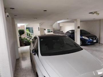 Casa con tres departamentos en Venta