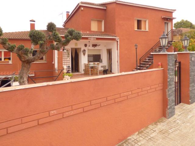 CASA CON TRES VIVIENDAS