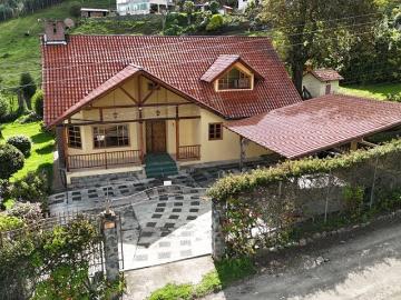 Casa con un toque Rustico, rodeada de naturaleza