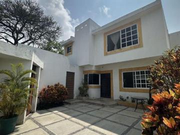 Casa con Vigilancia en Fracc. las Fincas, Jiutepec