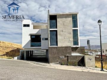 Casa con vista a la ciudad en Fraccionamiento Dominion
