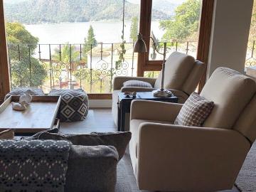 CASA CON VISTA AL LAGO REMODELADA