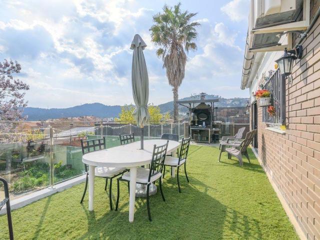 CASA CON VISTAS + GARAJE DE 236 m² + 5 HABITACIONES