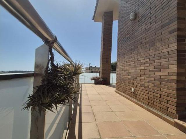 Casa con vistas panorámicas, placas solares y gran terraza en Mas Trader, Cubelles
