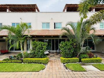 Casa con alberca de 3 recámaras en Residencial Tulipanes | Libre de gravamen