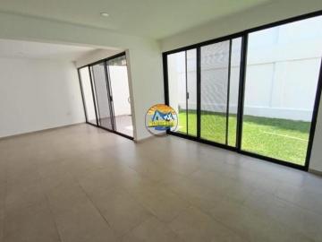 Casa con alberca en Cuernavaca, amplio jardín