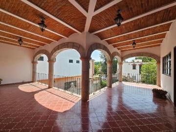 CASA CON ALBERCA EN EL CENTRO DE TEQUISQUIAPAN