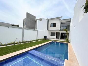 Casa con Alberca en Fraccionamiento al Sur de Cuernavaca