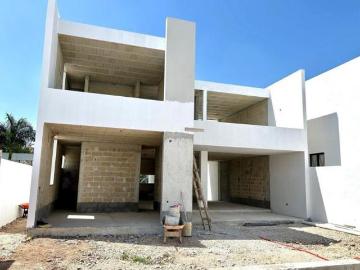 Casa con Alberca en Venta dentro de Privada en Cholul Zona Norte de Merida