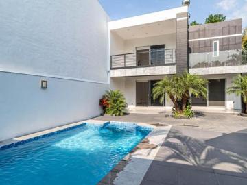 CASA CON ALBERCA EN VENTA EN CUERNAVACA