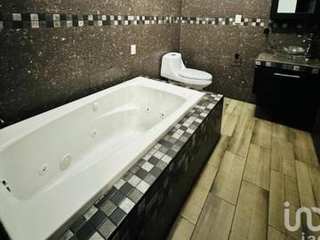 CASA CON ALBERCA EN VENTA EN COLONIA EL RETIRO