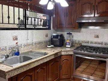 Casa con Alberca en Venta en la Col. Petrolera