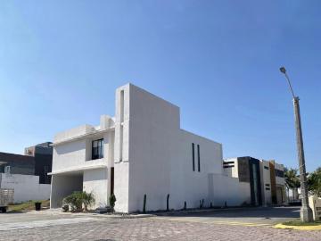 CASA con ALBERCA en venta en Lomas del Sol