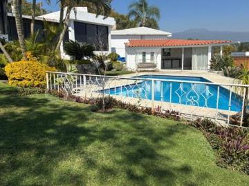 Casa con alberca, jardín y bungalow en Rancho Tetela, Cuernavaca