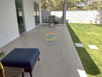 Casa con alberca privada, exclusivo residencial con caseta de vigilancia y servicios
