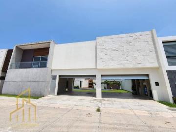 Casa con Alberca y Amplio Jard?n en Venta en Fraccionamiento Las Palmas Green