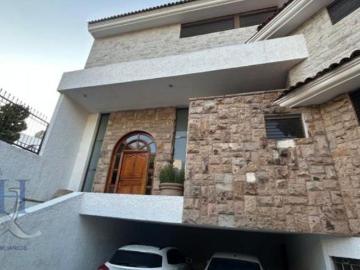 Casa con Alberca y Gimnasio en Venta en Jardines Universidad