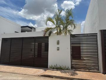 Casa con alberca, 3 recamaras, 2 estacionamientos en Montebello Mérida