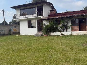 Casa con amplio jardín en Acatitlán, Valle de Bravo