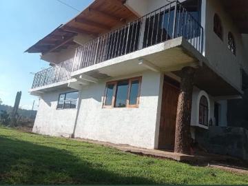 Casa con amplio jardín en Acatitlán a solo unos pasos de la UMA