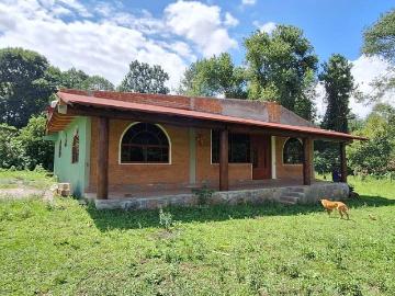 Casa con Amplio Jardín en Renta en Rincón de Estradas