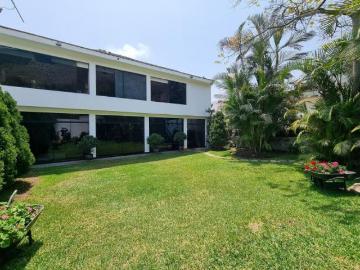 Casa con amplio jardín y terraza en Surco