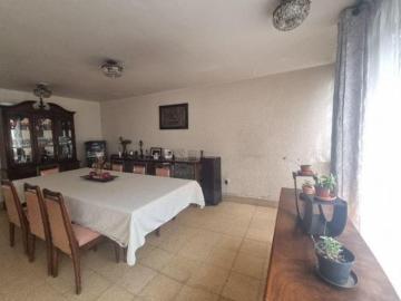 Casa con amplios espacios, jardín trasero y patio delantero en Col Avante