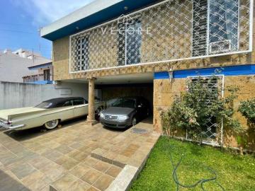 CASA CON AMPLIOS ESPACIOS, JARDINES DEL BOSQUE, GUADALAJARA