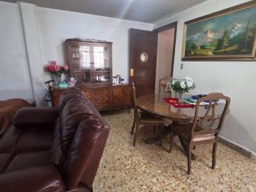 Casa con Amplios Espacios y Excelente Ubicación en Nezahualcóyotl