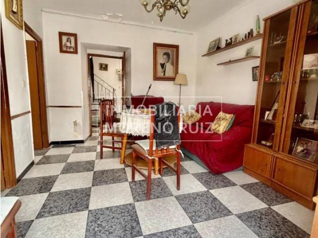 CASA CON AMPLIOS ESPACIOS Y MUCHAS POSIBILIDADES