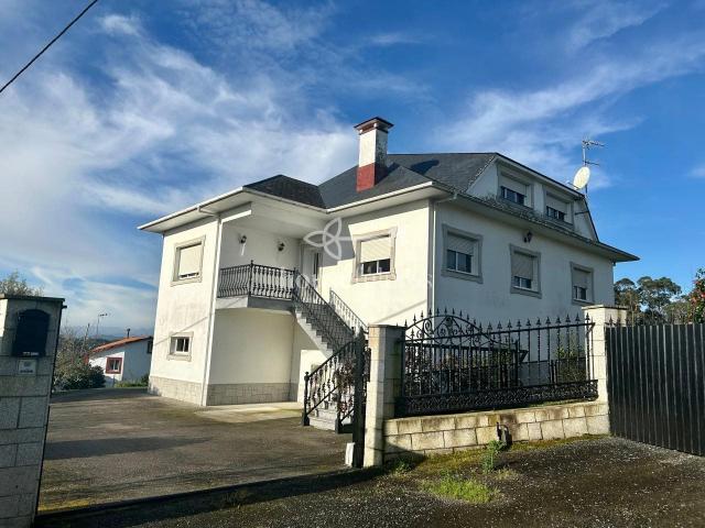 Casa con amplia finca en Miño Bienvenido a esta extraordinar. 339m² Miño