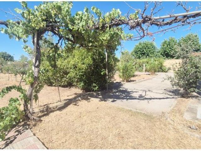 CASA CON AMPLIA PARCELA EN VENTA EN CALVARRASA DE ABAJO. Urbis te ofrece un chalet independiente en
