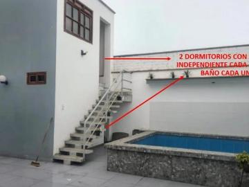 Casa con amplia terraza y piscina