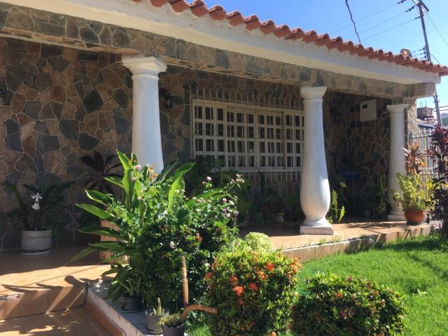 Casa con anexo en venta, Urb. San Carlos, Maracay