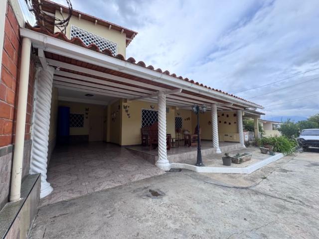Casa con Anexo en Venta la Ensenada San Joaquin MRR 9102732