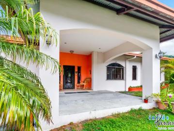 Casa con Apartamento de Invitados en el Centro de Boquete con Potencial Comercial | 3 recámaras por 545000.00 en Bajo Boquete