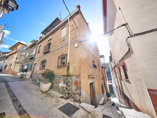 Casa con apartamento independiente en Quéntar Granada