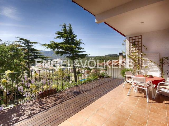 Casa con apartamento independiente y licencia turística en G. 295m² Llança