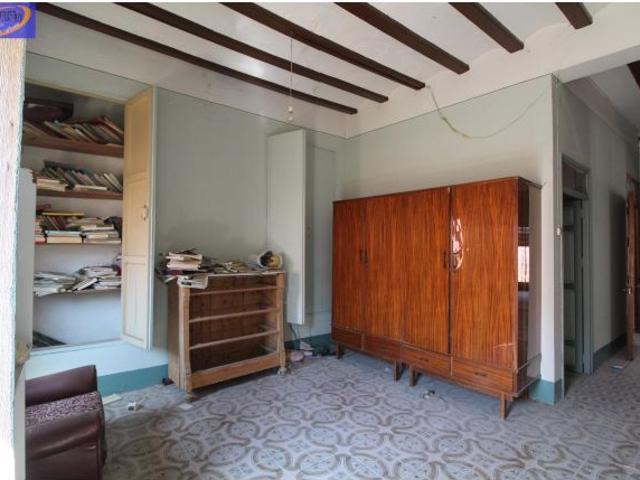 Casa con buhardilla y bodega en Utiel